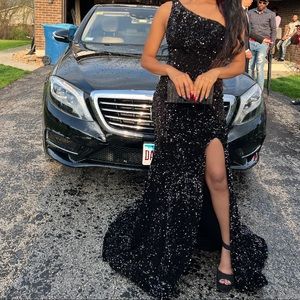 Black Prom dress that can be worn as a formal dress. Worn once.